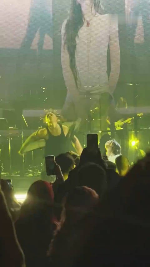 韩国女团成员jennie在演唱会上当众漏出了南半球…果然前排贵是有贵的道理的