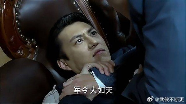 明楼和明台在打架 阿诚竟在一旁看着热闹,吃着苹果!