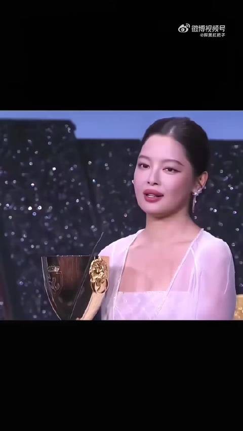 辛芷蕾回应靠扯头发拿威尼斯影后质疑,称表演应看全貌