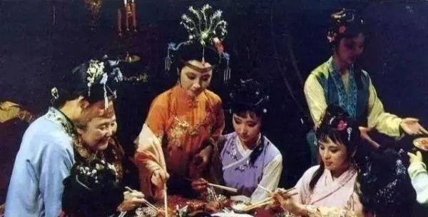 红楼梦中为什么说贾母吃垮了贾府?三条理由证明这不关贾母的事儿