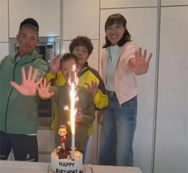 林丹西班牙庆生画面：同框谢杏芳显娇小，9 岁儿子举动看哭网友