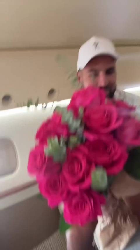 克莱接女友迟到了赶紧道歉:对不起我迟到了,没有借口