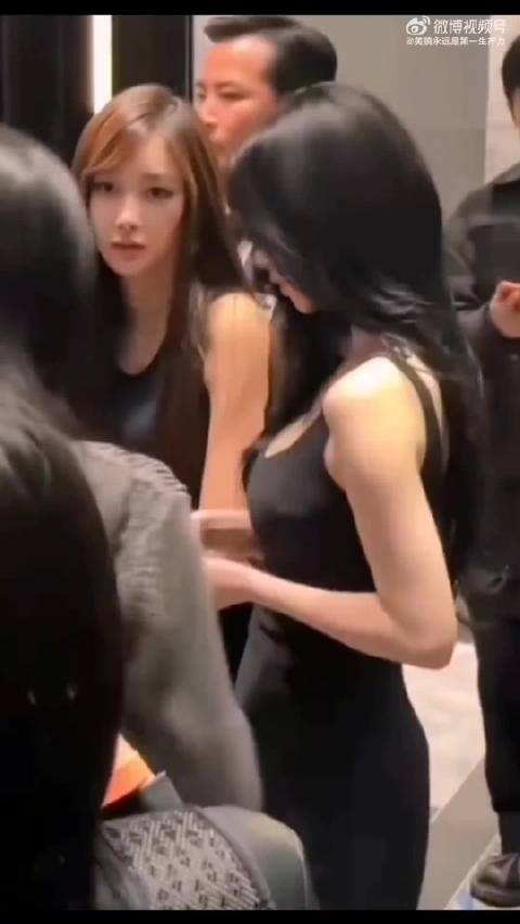 韩国女团成员柳智敏走路也不忘展示才艺财阀干的真好！