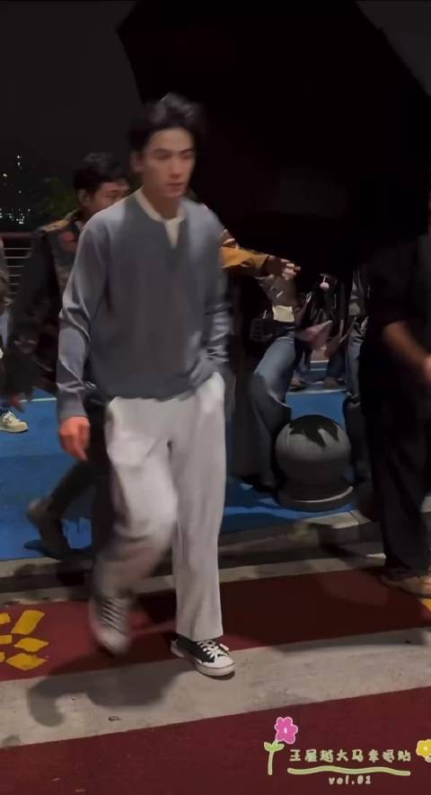 王星越最新生图路透,越来越有男人味了,素颜骨相好优越