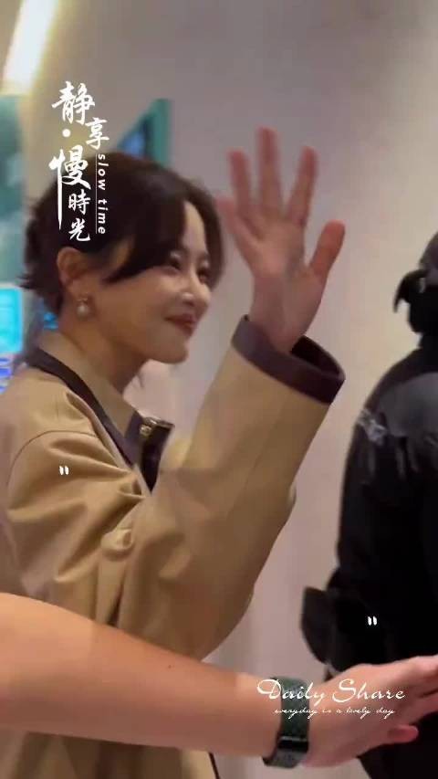 路人偶遇辛芷蕾,神颜气场引惊叹