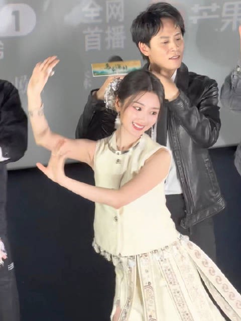 跳舞的毛晓彤太有魅力了,现场学一遍就会,感受到了生命力和感染力