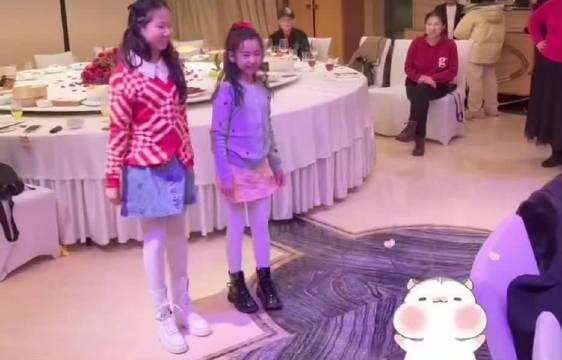 小酒窝在董璇生日上跳舞了,好灵动的表现力!