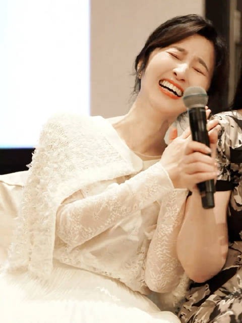 昨晚举行粉丝见面会的关咏荷，好漂亮，笑起来又可可爱爱， cr.logo