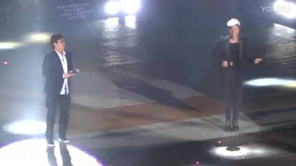 这是砸场吗？左麟右李演唱会唱到一半，刘德华跑上台结果燃爆全场