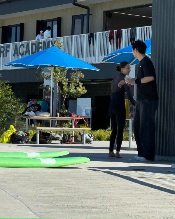 度假同框力破婚变!何超莲窦骁澳大利亚被偶遇 相处甜蜜有说有笑