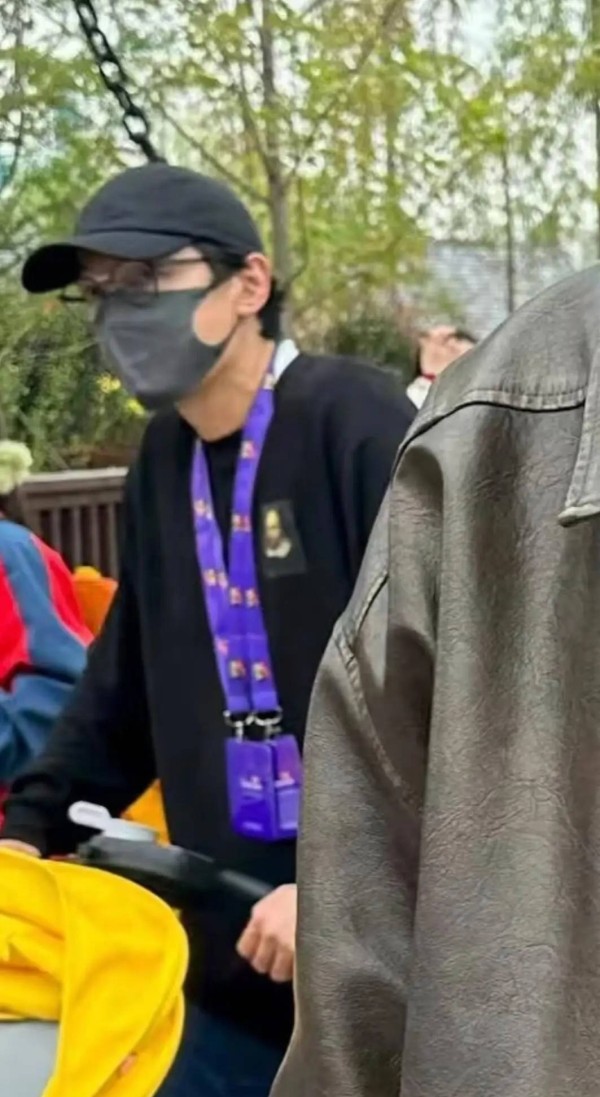 胡歌带女儿逛乐高乐园被偶遇！小茉莉超乖巧