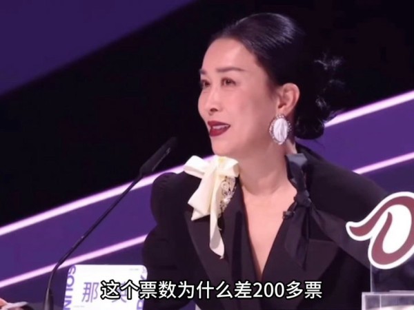 那英直播太敢说!当场质疑票数,晚宴坑宋佳飙高音,内娱就服她