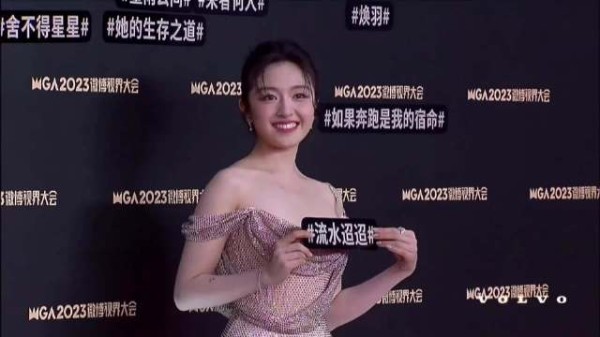 李兰迪走红毯太任性，裸色吊带裙还是紧身设计，超美纯欲风太惊艳