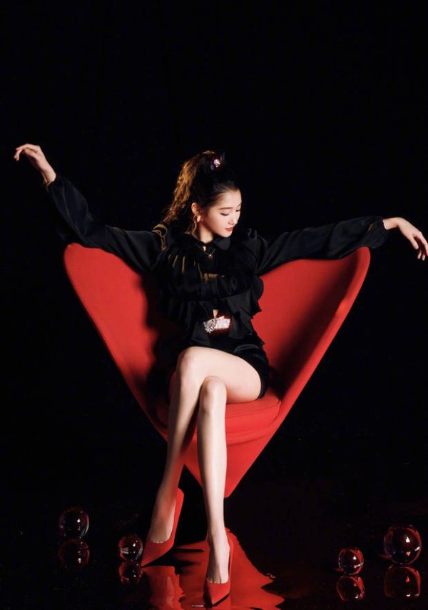 关晓彤眼神侧望，慵懒时尚。