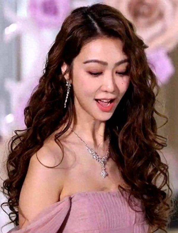 “香港最后一个天后”，被拍到和黑人出入酒店，如今43岁孤身一人