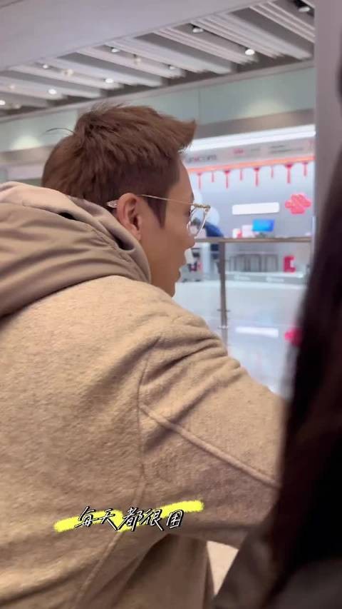 陈伟霆落地即接机母亲显孝心