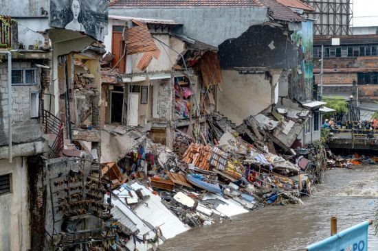 这是2025年9月10日在印度尼西亚巴厘岛登巴萨拍摄的遭到破坏的建筑。新华社发（迪基摄）