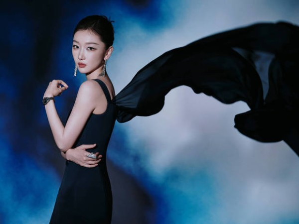 周冬雨穿黑色礼服腰肢纤细，搭配复古盘发优雅有范