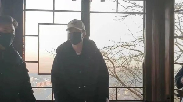 辛柏青再现身大孤山祈福！朱媛媛曾为辛柏青定下两条铁律，犯一条就离婚