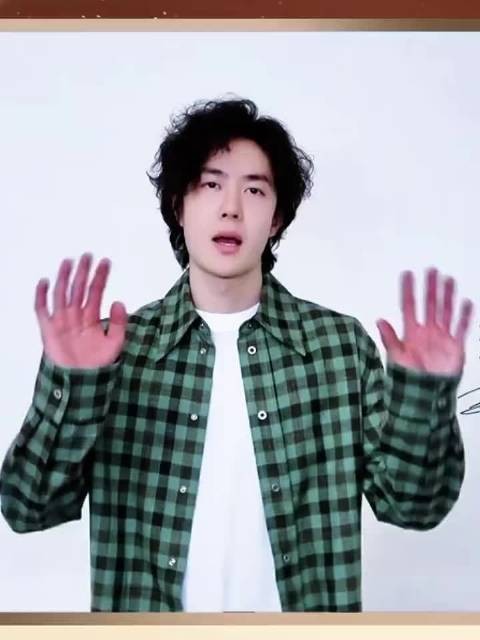 王一博剪发亮相手指通红引猜测