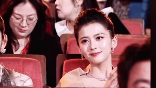 合诗雨高清镜头展现无龄感美貌