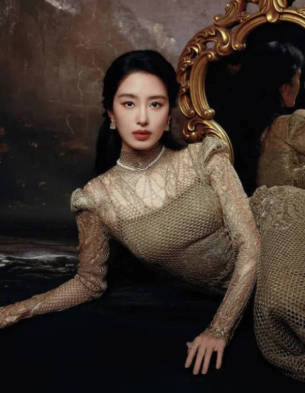 杨采钰穿鎏金长裙明艳动人,化身古典美人