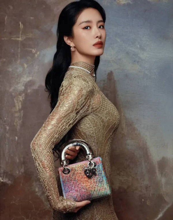 杨采钰产后的身材恢复一直很好。