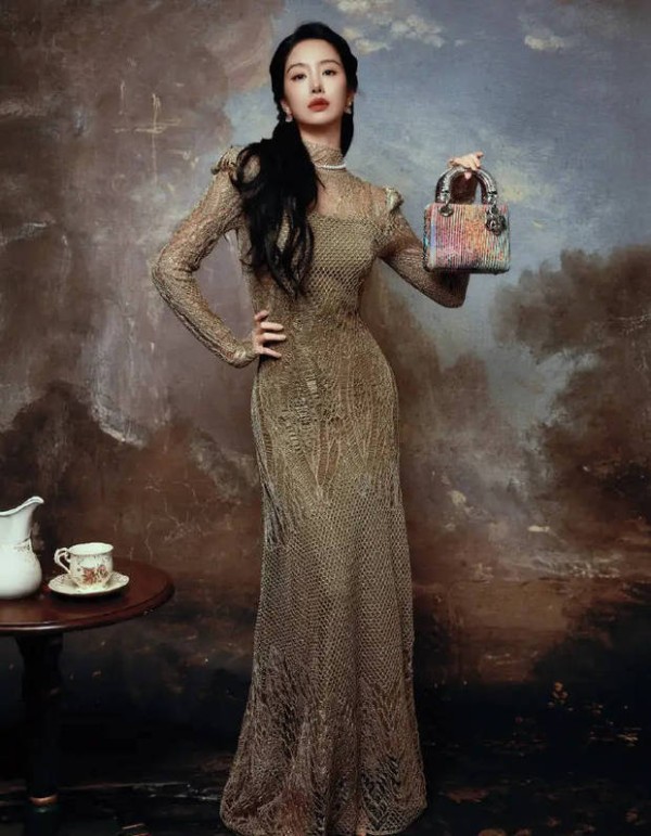 杨采钰腰肢纤细。