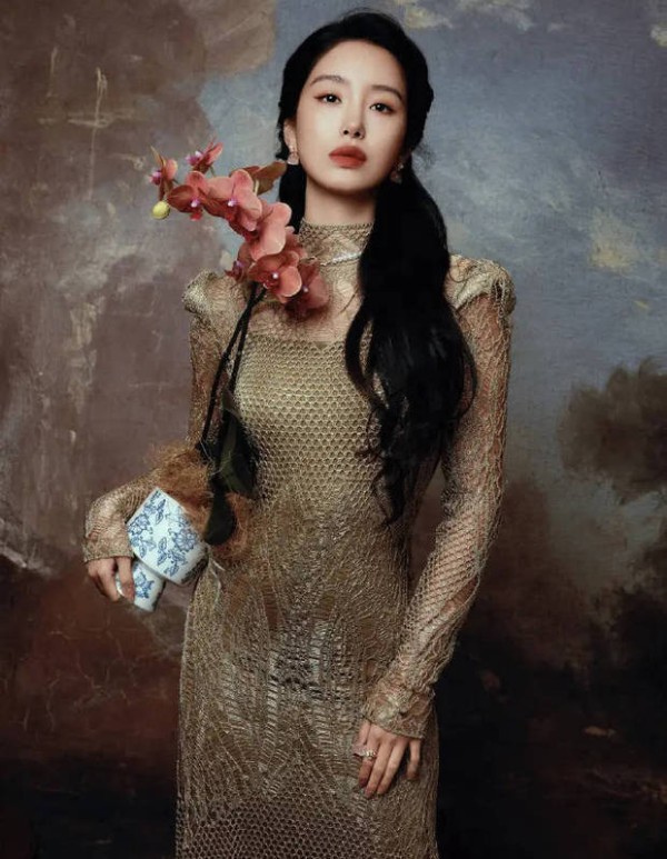 杨采钰捧着一捧花,美人配红花,画面养眼。