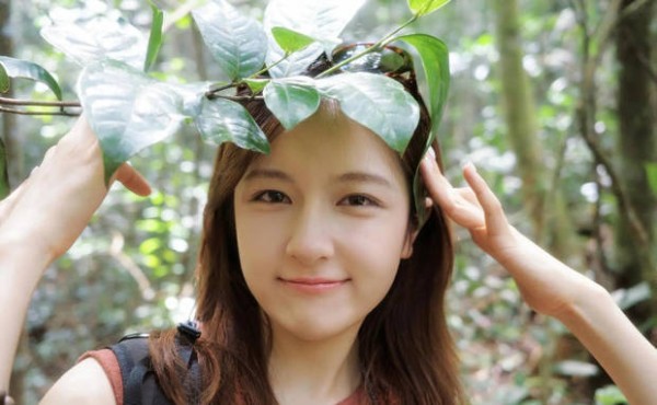 李兰迪化身氧气少女 头顶树叶摆拍古灵精怪