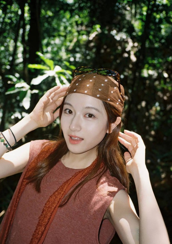 李兰迪戴着头带。