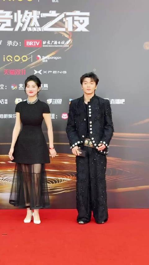 红毯开始! @HelloDance马晓龙 马师一袭闪亮的黑衣走上红毯 微博竞燃之夜红毯