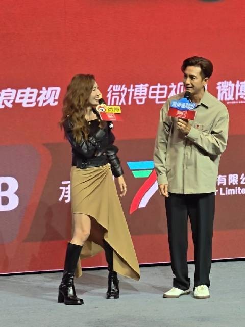 李施嬅马国明即兴演绎塑料姐妹花撞衫戏码