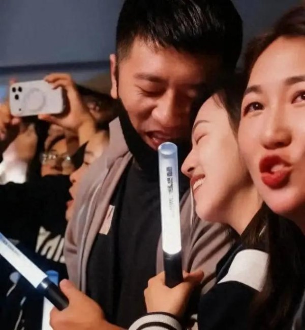 “演唱会出轨”风波升级，知情人透露张雪峰离婚5年，本人直播发飙了