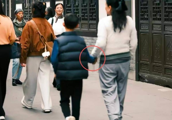 汪小菲全家出游，箖箖紧贴马筱梅身边，张兰私下非常热情打招呼