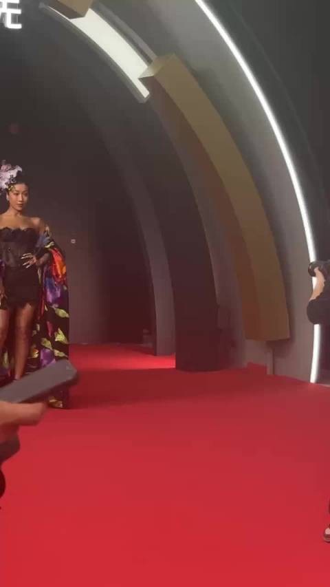 吉克隽逸今天的造型太美了吧，姐这强大的气场！