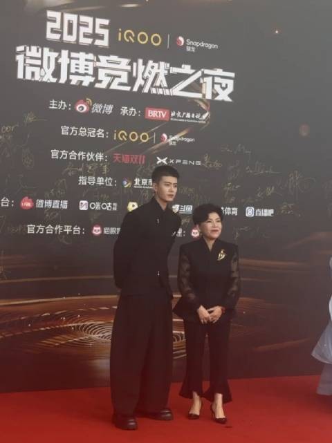 任嘉伦邓亚萍同走红毯,寸头珍珠耳环造型吸睛