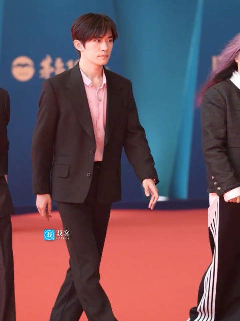 易烊千玺：走路 我：此男手段了得