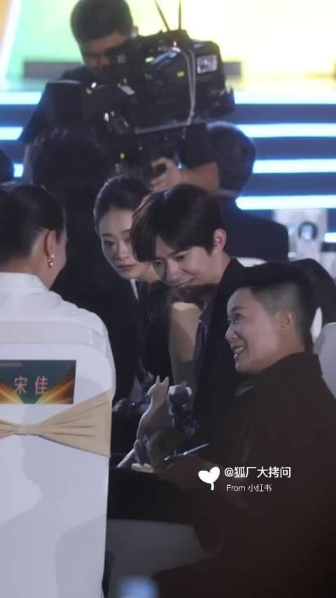 易烊千玺亮相金鸡表彰大会,与工作人员互动笑容灿烂