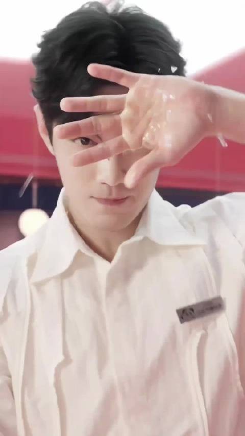 肖战穿牛仔围裙衬衫亮相,帅气值爆表