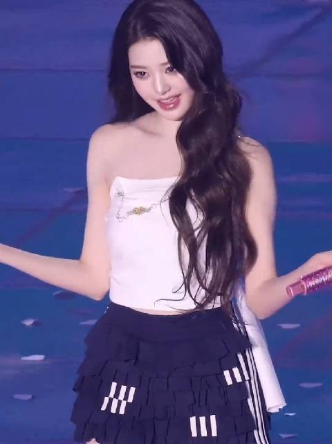 美丽，可爱，性感，风情万种，这些最美好的词语用在张元英身上都不为过！