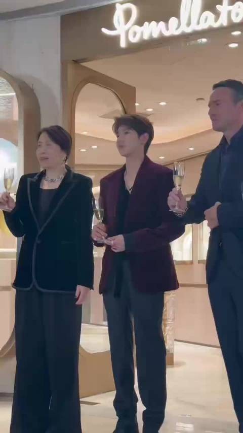 王源这个路透我愿意给满分,越看越喜欢王源喝香槟好苏