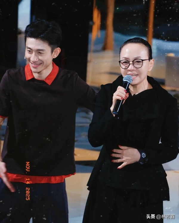 张一山话剧演出,宋丹丹、周涛、胡彦斌等明星现身,杨紫送花篮!