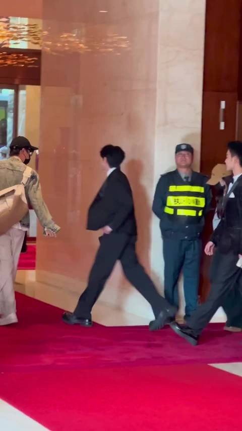 穆祉丞出发金鸡奖路透 捕捉到穿西装的穆祉丞，走路带风好帅！期待红毯