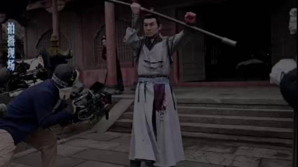 杨旭文片场实拍高难度动作,悬空打戏冬天下水