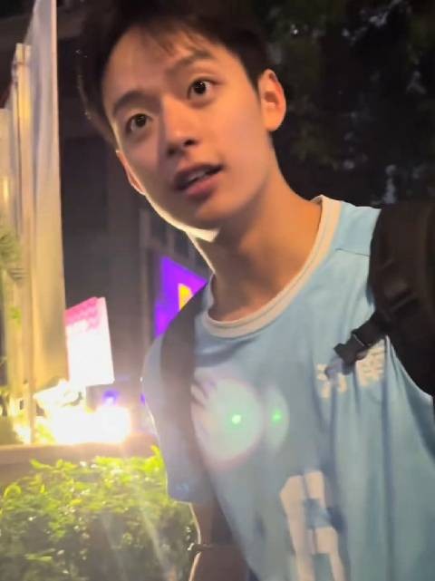 杨家兴对待球迷好温柔，这么乖的排球弟弟，姐姐们最爱了