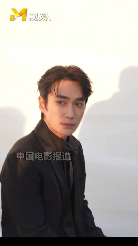 朱一龙黑色西装亮相金鸡奖,儒雅气质引瞩目