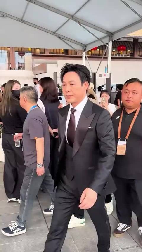 直到看到张颂文救人被官媒赞扬,才发现狂飙主演们早已差出万里!