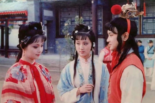 86版红楼梦第二集:宝黛钗初聚,3处暗流藏尽“金玉”与“木石”的宿命对决