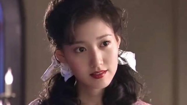 这个女演员叫高露,知名度不是很高,但她年轻时的颜值绝对算是盛世美颜